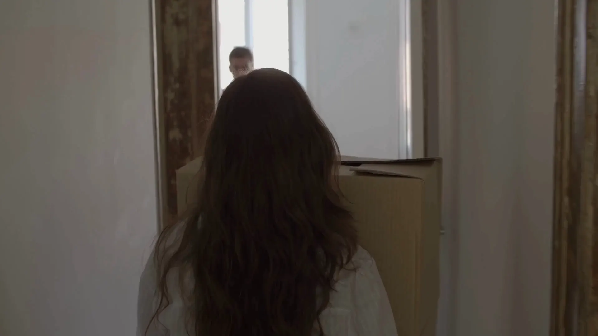 Pareja mudándose a su nueva casa